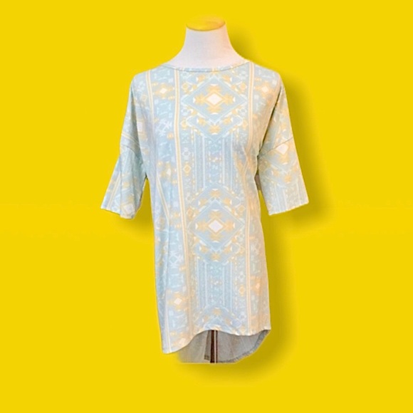 LuLaRoe Tops - 💖4/$25 LuLaRoe Irma High Low Top M